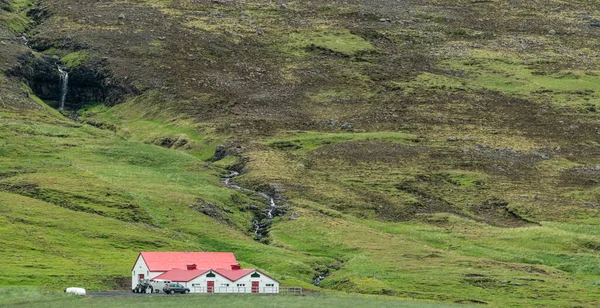 Granja Solitaria Iceland Con Gran Paisaje Una Cascada Fondo — Foto de Stock