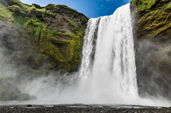 Θεαματικός Καταρράκτης Skogafoss Στη Νότια Ισλανδία Κατά Διάρκεια Μιας Καλοκαιρινής — Φωτογραφία Αρχείου