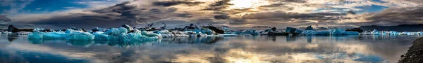日落期间在Jokulsarlon 的著名冰川湖 — 图库照片