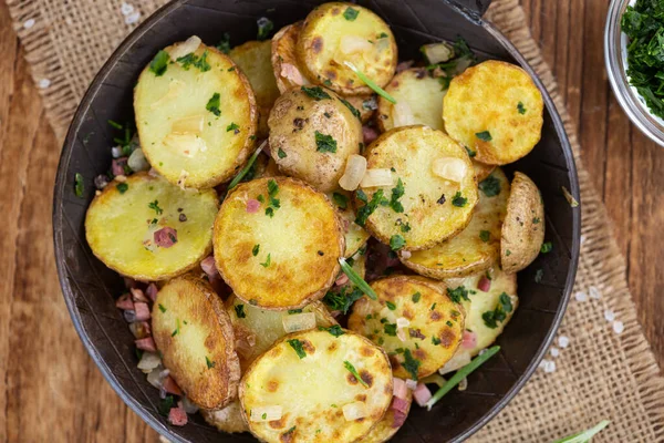 Porción Papas Fritas Caseras Frescas Una Mesa Madera Vieja Enfoque —  Fotos de Stock