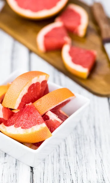 Gehakte Grapefruits Selectieve Aandacht Een Vintage Achtergrond Als Gedetailleerde Close — Stockfoto