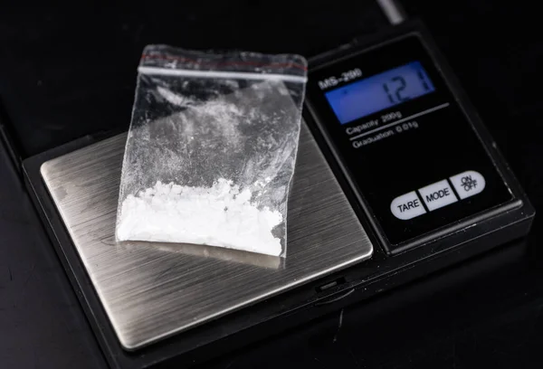 Egy Adag Kokain Sötét Tálcán Részletes Közeli Felvételként — Stock Fotó