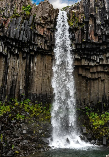 冰岛Svartifoss瀑布被深色玄武岩柱环绕 — 图库照片