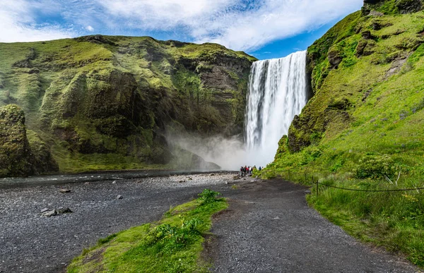 Skogafoss Καταρράκτη Στο Νότιο Τμήμα Της Ισλανδίας Μια Καλοκαιρινή Ημέρα — Φωτογραφία Αρχείου