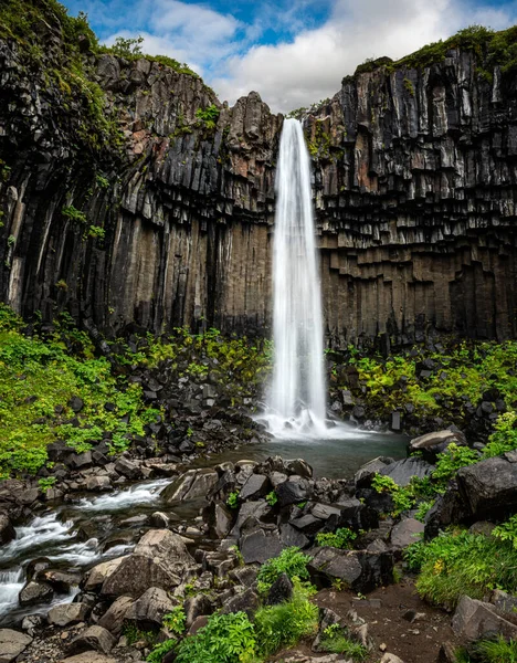 冰岛Svartifoss瀑布被深色玄武岩柱环绕 — 图库照片