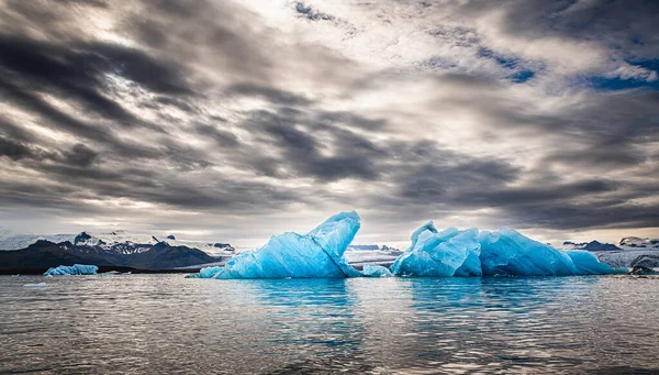 日落期间在Jokulsarlon 的著名冰川湖 — 图库照片