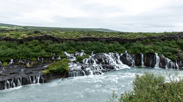 Καταρράκτης Hraunfossar Στη Δυτική Ισλανδία Μια Συννεφιασμένη Ημέρα — Φωτογραφία Αρχείου