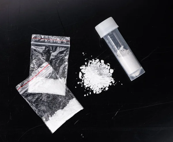 Sötét Tányér Egy Adag Kokainnal Közeli Felvételként — Stock Fotó