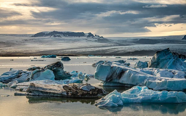 Εντυπωσιακό Ηλιοβασίλεμα Στη Διάσημη Λιμνοθάλασσα Του Παγετώνα Jokulsarlon Στην Ισλανδία — Φωτογραφία Αρχείου