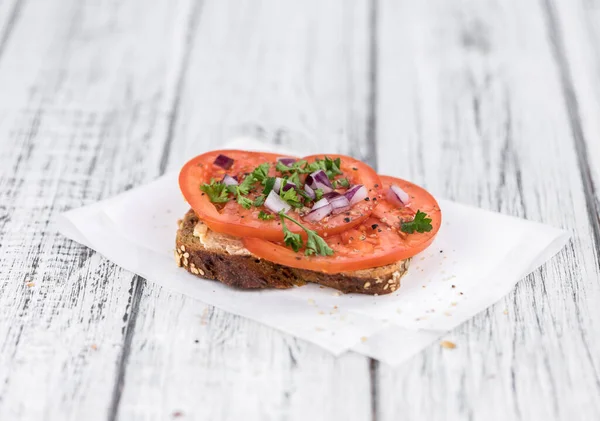 古い木製のテーブルの上に健康的なトマトのサンドイッチの部分 選択的フォーカス クローズアップショット — ストック写真