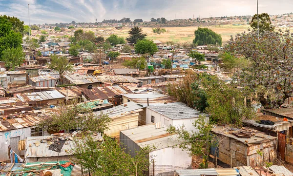 Chudé Čtvrti Vedle Johannesburgu Jižní Africe Dramatickou Oblohou — Stock fotografie
