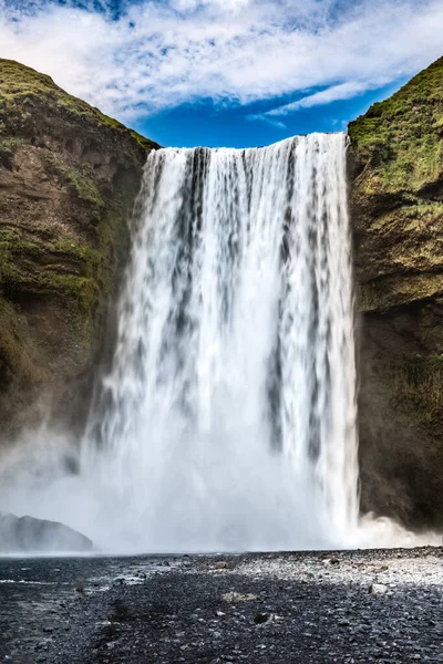 Θεαματικός Καταρράκτης Skogafoss Στη Νότια Ισλανδία Κατά Διάρκεια Μιας Καλοκαιρινής — Φωτογραφία Αρχείου