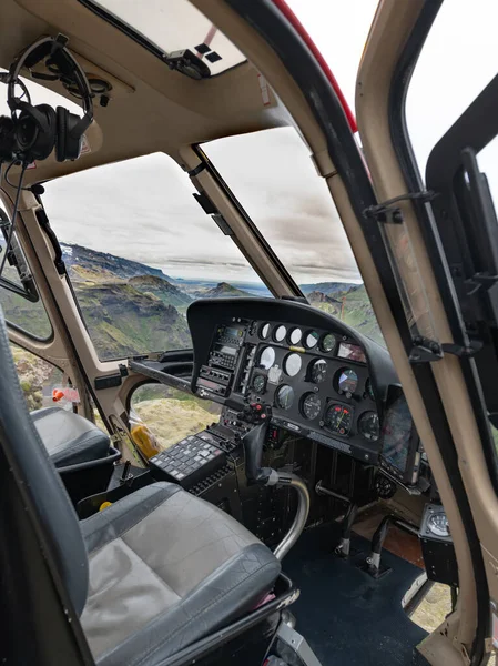从直升机驾驶舱俯瞰冰岛Eyjafjallajokull火山旁边的一个山谷 — 图库照片