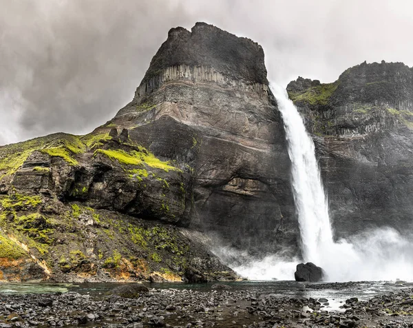 在多云的夏日 冰岛西部的海佛斯瀑布 — 图库照片