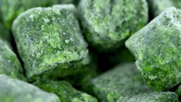 Φρεσκοβαμμένα Πράσινα Κομμάτια Παγωμένου Σπανάκι Λεπτομερή Κοντινό Πλάνο — Αρχείο Βίντεο