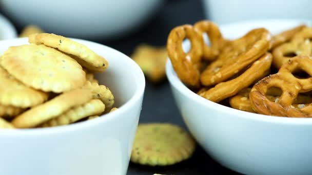 Portion Gemischter Snacks Detaillierte Nahaufnahmen Selektiver Fokus — Stockvideo