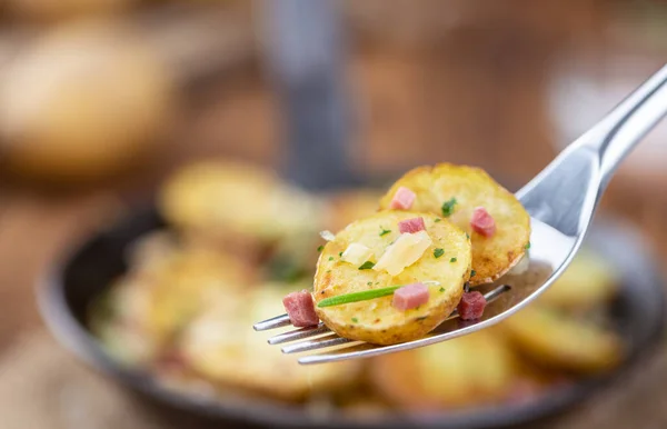 Patatas Fritas Con Cebolla Jamón Una Mesa Madera Enfoque Selectivo —  Fotos de Stock