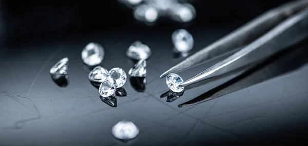 Kis Gyémántok Sötét Háttérrel Közelkép Szelektív Fókusz — Stock Fotó