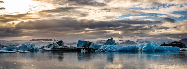 著名的Jokulsarlon冰川湖中壮观的落日 — 图库照片