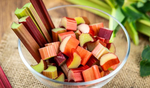 Φρεσκοκομμένα Rhubarb Όπως Λεπτομερώς Κοντινό Πλάνο Επιλεκτική Εστίαση — Φωτογραφία Αρχείου