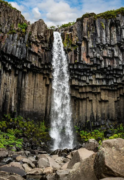 Svartifoss Καταρράκτη Που Περιβάλλεται Από Σκουρόχρωμες Στήλες Βασάλτη Στην Ισλανδία — Φωτογραφία Αρχείου