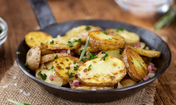 Patatas Fritas Con Cebolla Jamón Una Mesa Madera Enfoque Selectivo —  Fotos de Stock