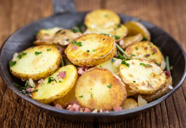 Patatas Fritas Con Cebolla Jamón Una Mesa Madera Enfoque Selectivo —  Fotos de Stock