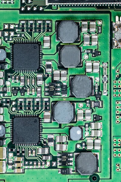 Green Pcb Deska Tištěných Obvodů Detailní Záběr Spoustou Elektronických Komponent — Stock fotografie