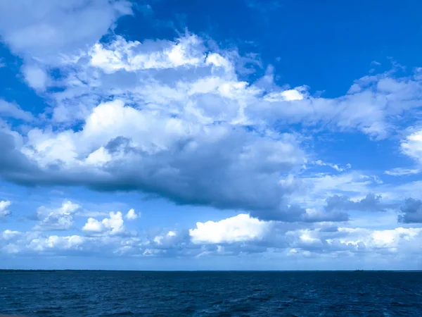 Modrá zakalená oblohu a jezero panoramatické ostré barvy obrázek — Stock fotografie
