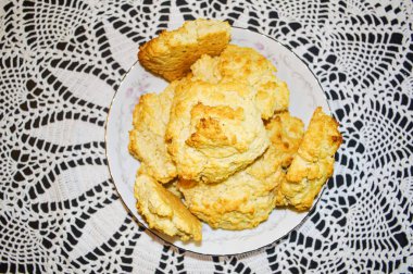 Evde, kahvaltı için hazır bir tabakta, resim arkaplan şablonu için yapılmış ekmek.