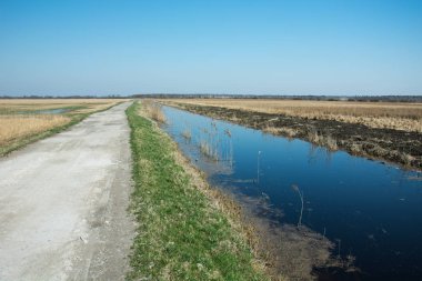 Su kanalının yanındaki uzun toprak yol.
