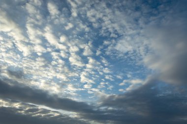 Mavi gökyüzünde beyaz ve gri bulutlar, arka plan bulutları