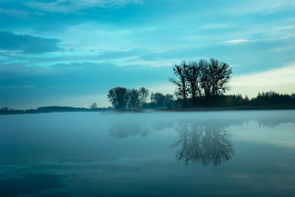 Wonderful Fog Lake Trees Reflecting Water — Stock Photo, Image