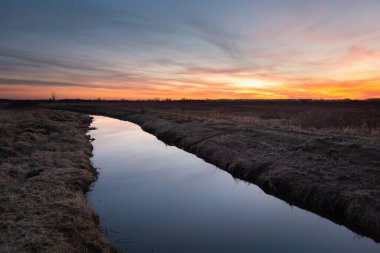Nehrin harika akşam manzarası ve renkli gün batımı