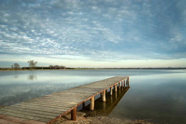 Lange Houten Brug Naar Het Meer Avonds Wolken Aan Hemel — Stockfoto