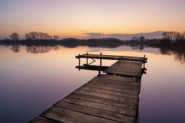 Houten Steiger Rustig Wateroppervlak Aan Het Meer Bomen Aan Horizon — Stockfoto