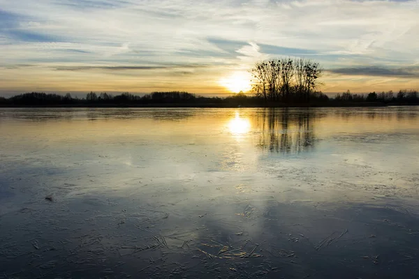 Pôr Sol Sobre Lago Congelado Vista Noturna Inverno — Fotografia de Stock