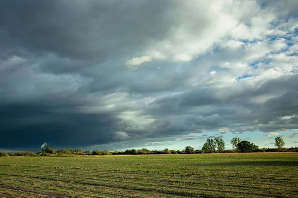 Uma Nuvem Chuva Dinâmica Vindo Sobre Campos Ensolarados Verdes — Fotografia de Stock