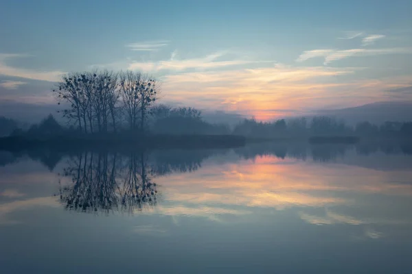 Pôr Sol Beleza Nuvens Sobre Lago Nebuloso Árvores Horizonte — Fotografia de Stock