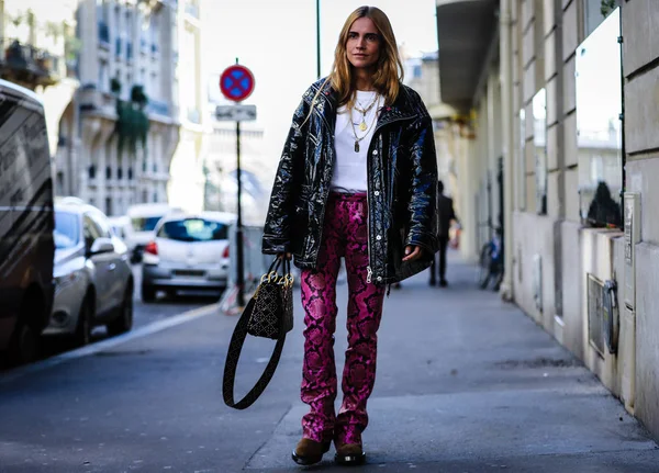 Street Style, Otoño Invierno 2019, Paris Fashion Week, Francia - 26 —  Fotos de Stock