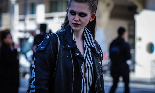 Street Style, Outono de Inverno 2019, Paris Fashion Week, França - 26 — Fotografia de Stock