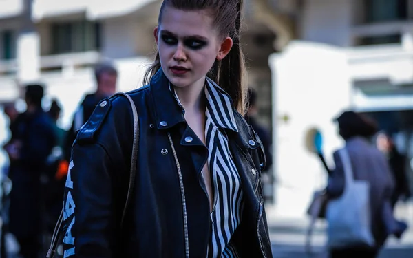 Street Style, Jesień Zima 2019, Paris Fashion Week, Francja - 26 — Zdjęcie stockowe