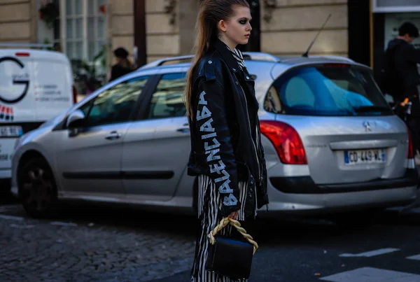 Street Style, Jesień Zima 2019, Paris Fashion Week, Francja - 26 — Zdjęcie stockowe