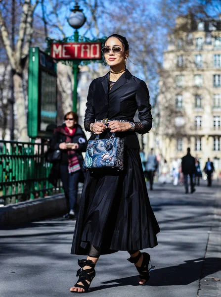 Street Style, Outono de Inverno 2019, Paris Fashion Week, França - 26 — Fotografia de Stock