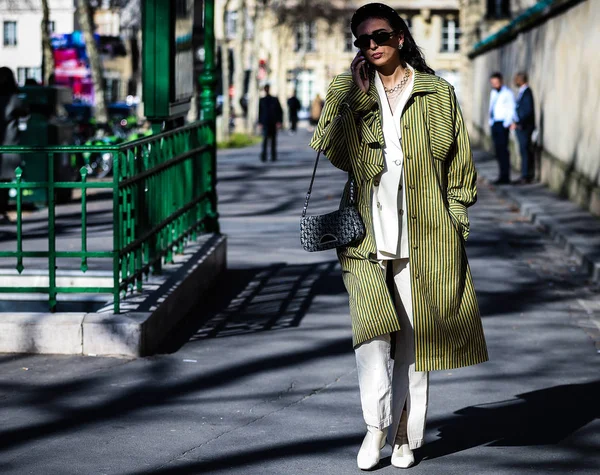 Street Style, Jesień Zima 2019, Paris Fashion Week, Francja - 26 — Zdjęcie stockowe