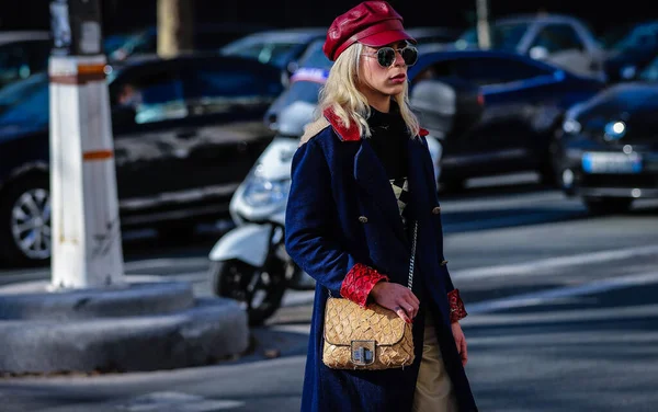 Street Style, Otoño Invierno 2019, Paris Fashion Week, Francia - 26 —  Fotos de Stock