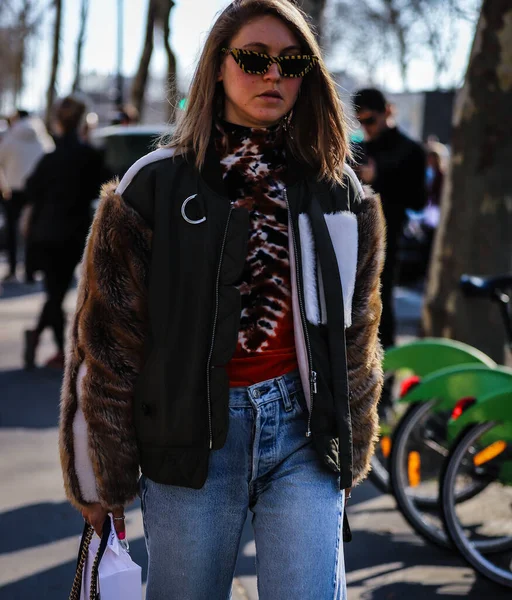 Street Style, осень-зима 2019, Парижская неделя моды, Франция - 26 — стоковое фото