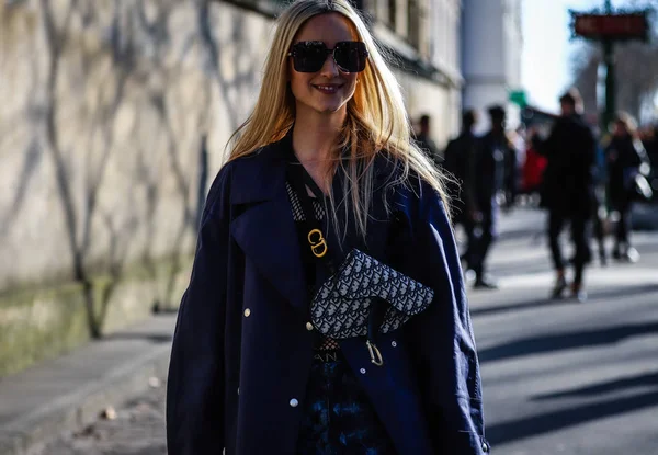 Street Style, Outono de Inverno 2019, Paris Fashion Week, França - 26 — Fotografia de Stock