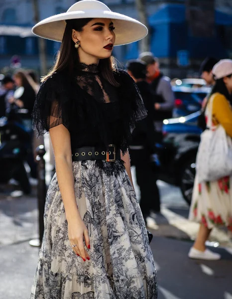 Street Style, осень-зима 2019, Парижская неделя моды, Франция - 26 — стоковое фото