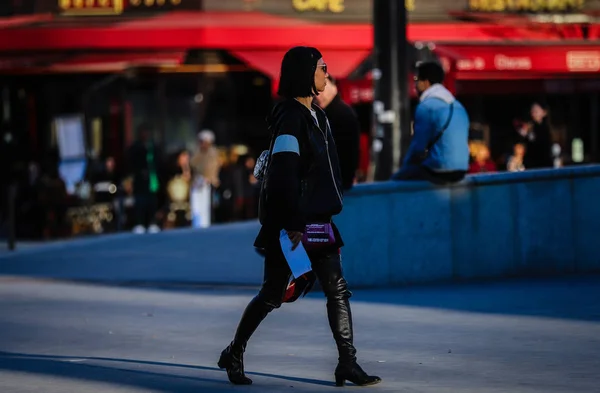 Street Style, Efterår Vinter 2019, Paris Fashion Week, Frankrig 26 - Stock-foto